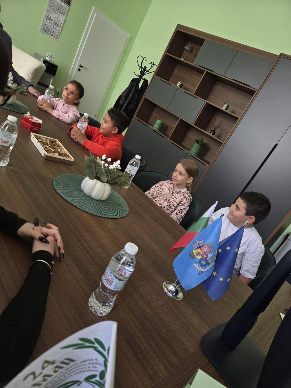 Момент от срещата на първокласници и дванадесетокласници в 28. СУ на 20 октомври 2026 г.