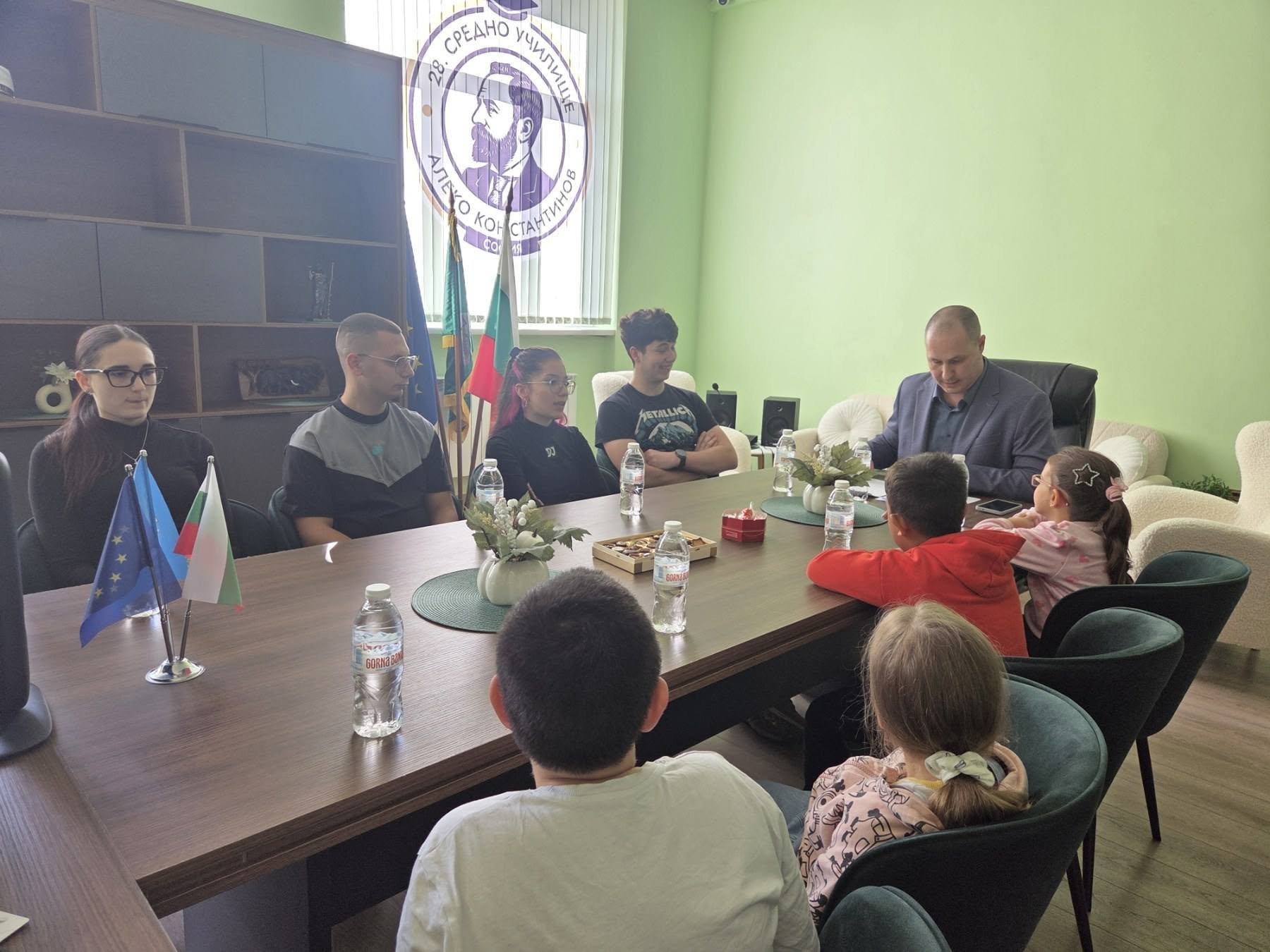 Момент от срещата на първокласници и дванадесетокласници в 28. СУ на 20 октомври 2026 г.