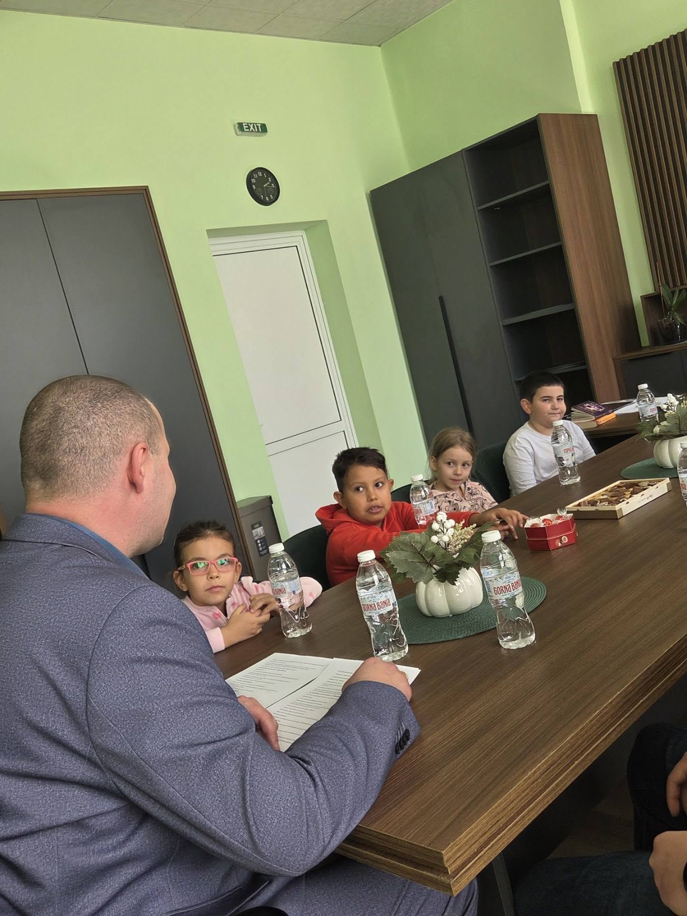 Момент от срещата на първокласници и дванадесетокласници в 28. СУ на 20 октомври 2026 г.