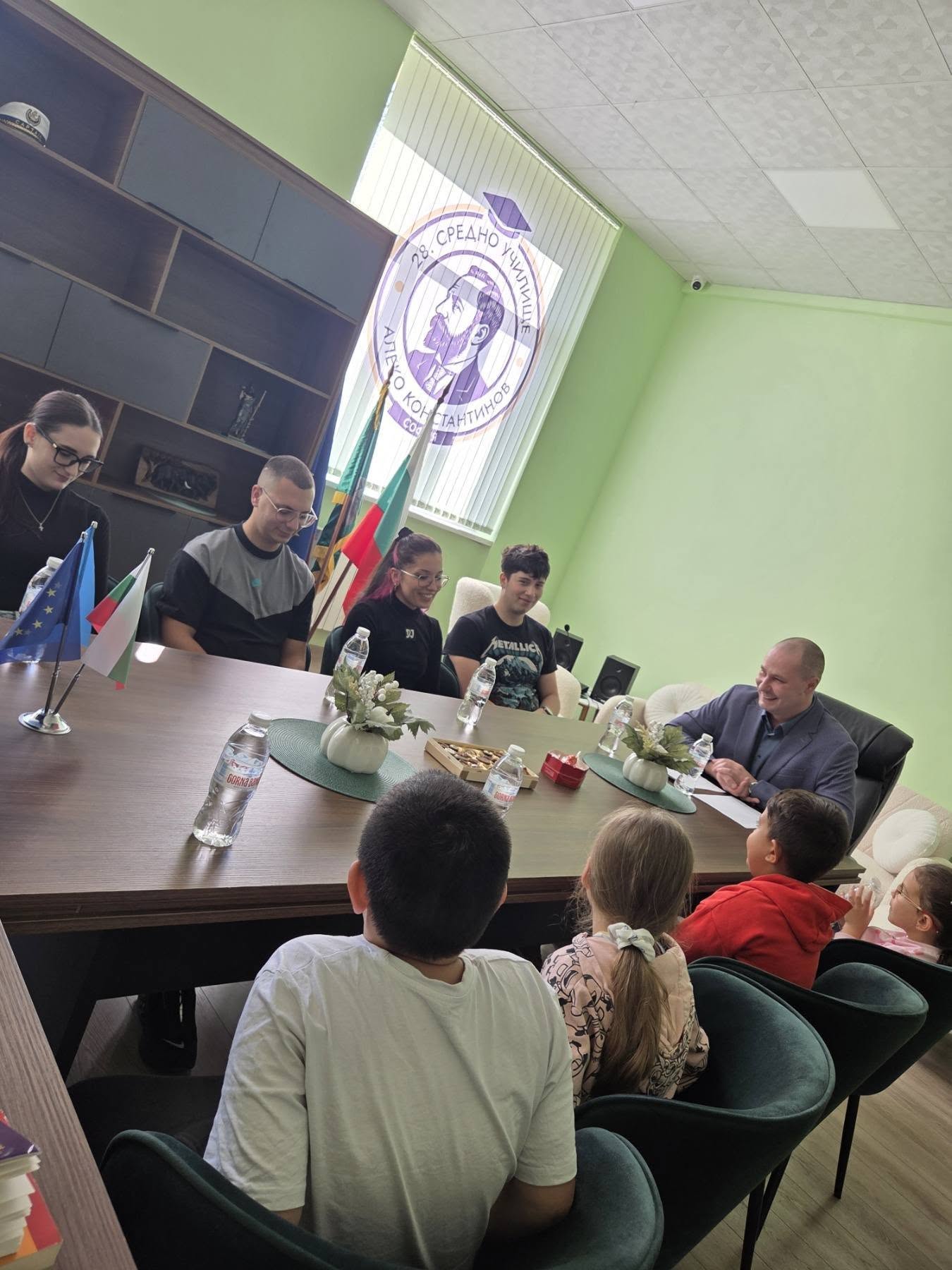 Момент от срещата на първокласници и дванадесетокласници в 28. СУ на 20 октомври 2026 г.