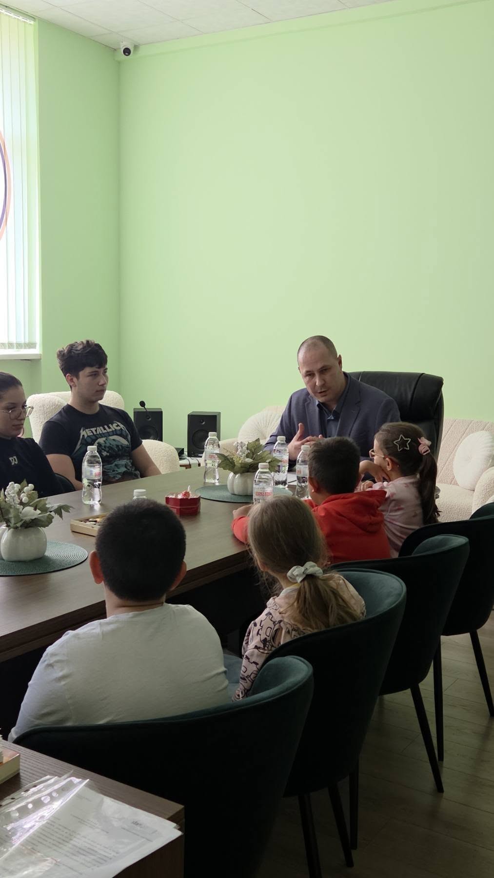 Момент от срещата на първокласници и дванадесетокласници в 28. СУ на 20 октомври 2026 г.