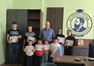 Участниците в срещата „Аз съм твоето вчера. Ти си моето утре.“ със своите сертификати