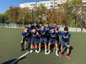 Футболният отбор на 28. СУ „Алеко Константинов“ на спортното игрище